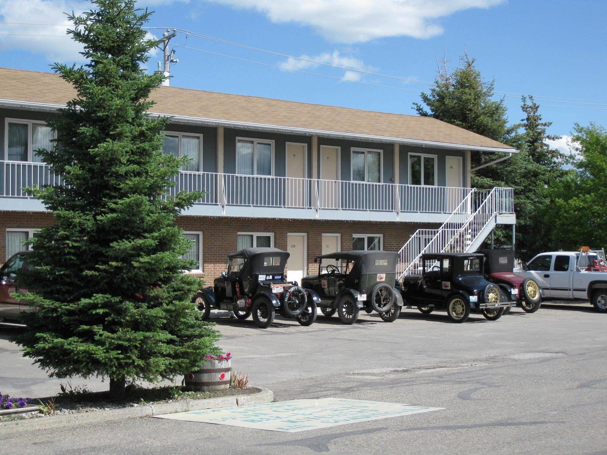 Econo Lodge Inn & Suites Pincher Creek Exterior foto